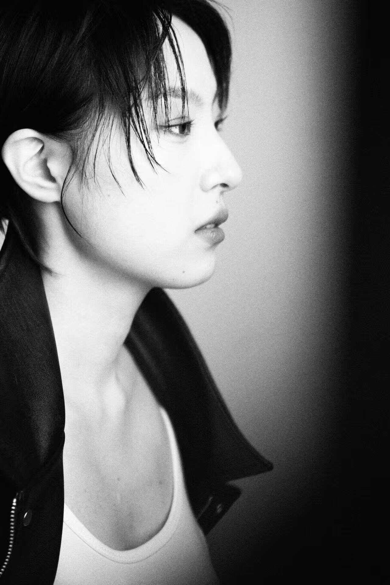 Xiaoru Wen in profile, black and white